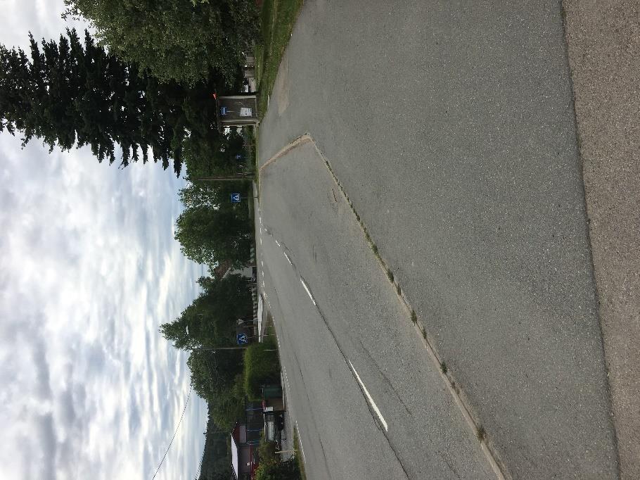 Figur 5: Bussholdeplass i Kirkeveien, langs skoletomta. (Foto: Norconsult AS, 13.