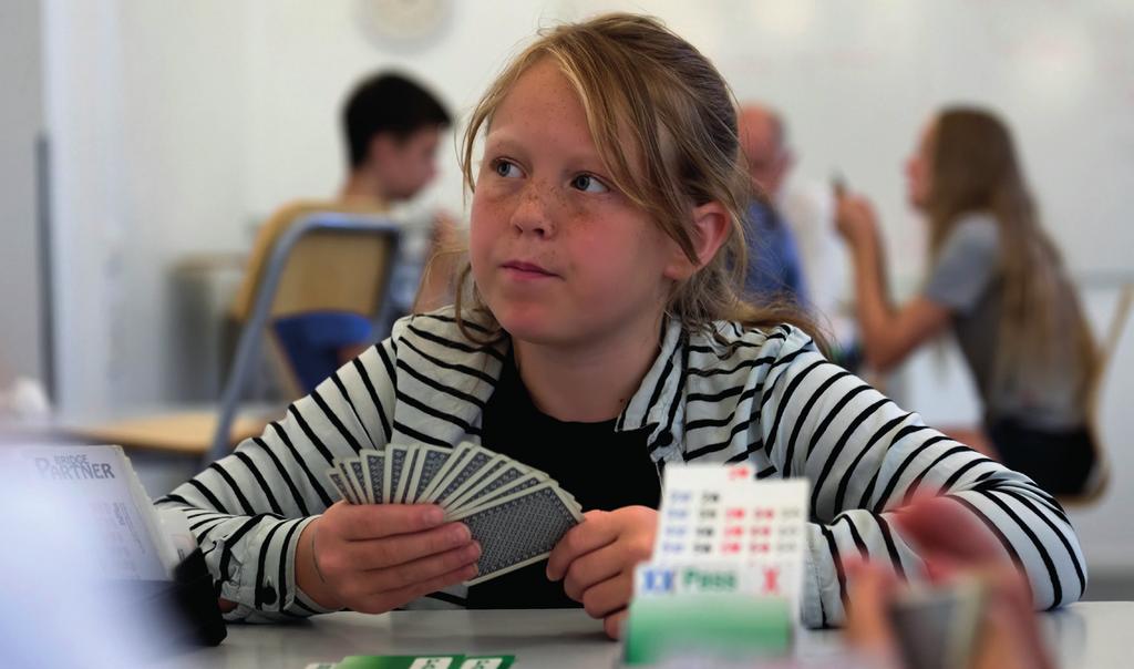 Selv om dagens barn og unge har et nærmere forhold til mobilen enn til kortstokken, vil du bli overrasket over responsen om de la den bort i noen timer og prøvde seg på bridge.