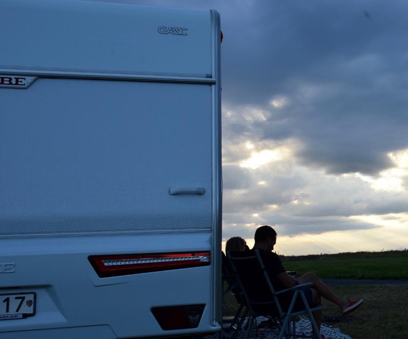 KABE-eiere CAMPINGVOGNLIV MED FAMILIEN OG TRE HESTER I BAGASJEN Septemberdagens siste lys speiler seg i Vättern.