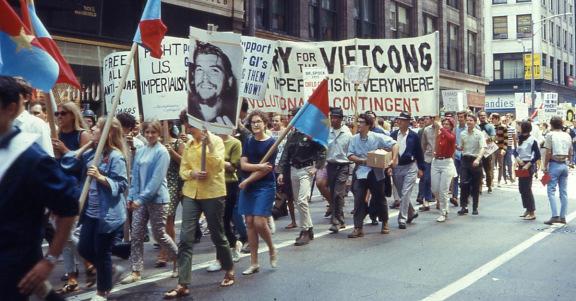 Beatle-mania, Woodstock, Vietnam Kald krig, Cuba-krise, månelanding Ble mer konservative utover på