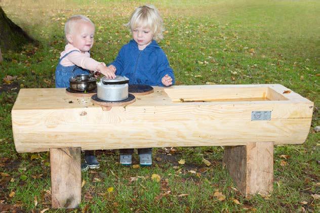 Kjøkkenbenk med komfyr Benker Gran med sokkel av eik. Høyde ca 45-50 cm. Bredde ca 50-60 cm. Lengde ca 170-200 cm. Solid utførelse. Vekt ca 110-120 kg.