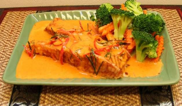 Chu Chee Pla Salmon ฉ ฉ ปลาแซลม อน Stekt laks med rød karri pasta, kokosnøtt melk, limeblader, chili, hot basilikum.