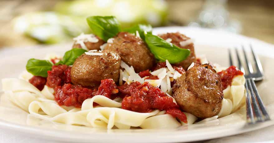 kg Godt til middag PASTA MED KJØTTBOLLER Saftige og smakfulle kjøttboller av kylling med tomatsaus og fersk pasta passer inn i en hektisk hverdag.