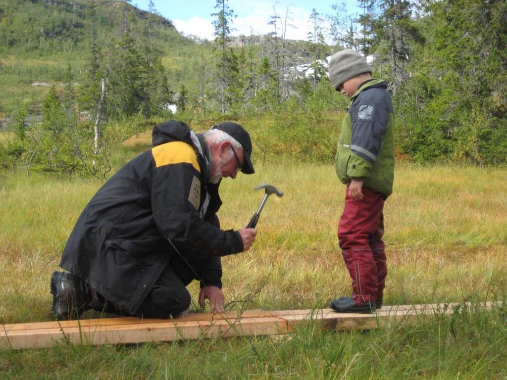 i området. Noen av disse går i områder med myr og fuktskog som lett gir slitasjeskader.