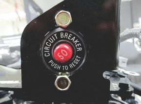 Del 2 - Bli kjent med motoren En overelstningsryter eskytter strømledningene for motorledningsnettet og instrumentene. Trykk på den røde knppen for å tilkestille utomtsikringen.