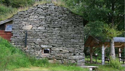Utmarksløen (saueflor), samt et torvhus på fjellet og et naust i Morviksanden er bygg er den eldre bebyggelsen