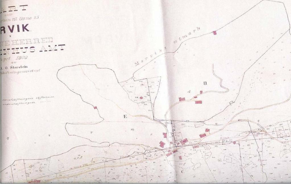 Gårdskart fra 1909, hvor planområdet er vist. Her er tomtegrensen er gjenkjennbar. Utmarksløen er vist med blå ring og bolighuset på bruket er vist med rød ring.