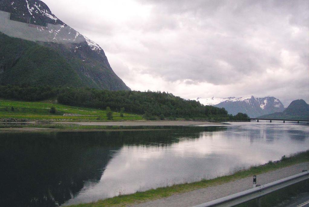 DETSEMBER 2003 NR. 4 (36) NORRA TEEDEL NÄDALAGA NÄHTUST Vaade fjordile Norras Andalsnesi lähedal. Foto: Erkki Mikenberg Algus Teelehes nr 3 (35) TUNNELID 800 km Norra teedest on tunnelites, sh.