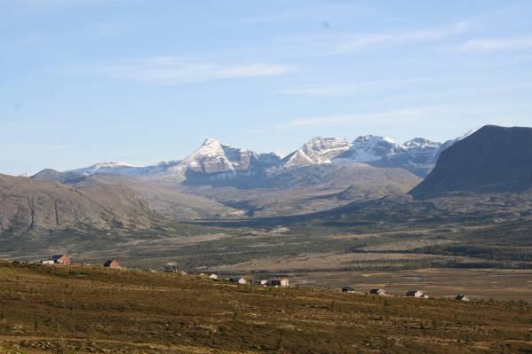 DYLAN Arkeologiske undersøkelser i Grimsdalen og Haverdalen 2010 Tollefshaugen med Rondane i bakgrunnen. Foto: KHM.