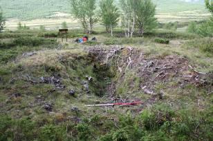 en indre trekonstruksjon. Fangstgrop 4 før og etter utgravning. Foto: KHM.