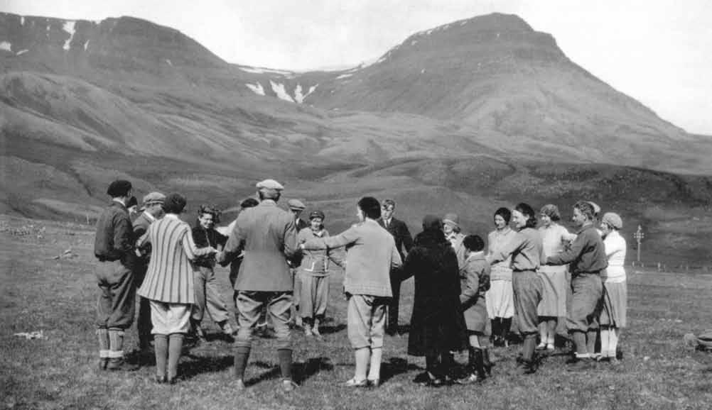 Fyrstu árin 1922-1942 Ungmennafélagar í UMSK dansa vikivaka á Kollafjarðareyrum. skák að vegna skipulagsmistaka var vegurinn góði aldrei notaður.