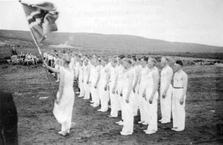 Fyrstu árin 1922-1942 Fimleikamenn og keppendur fylkja liði fyrir skrúðgöngu við setningu landsmótsins í Haukadal 1940.