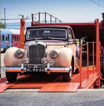 12 Fotoreportaža Miško Kranjec Letošnja novost je postala uspešnica AutoSlaap Trein»AutoSlaap Trein«izvaža s koprske postaje Z vlakom so potovali tudi taki imenitneži kot ta bentley iz leta 1956.