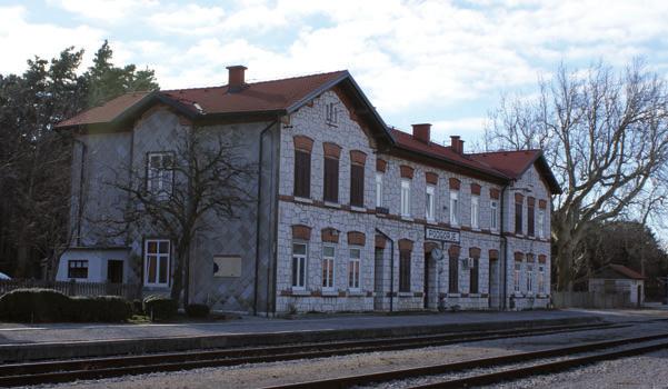 Pomembna vojaška luka na severnem Jadranu je bila oddaljena 140 km od proge Južne železnice, kar za vojake ni bilo sprejemljivo.