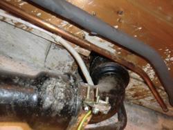 - Gjennomføringer (pipeløp, ventilasjonsrør, VA-rør, kabler) skal tettes og beskyttes slik at brannmotstanden ved