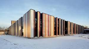 Inntil området ligger Oslo International School. Skolen er opprinnelig fra 60-tallet, men har to nyere tilbygg tegnet av Jarmund Vigsnæs og Div. A. Arkitekter.