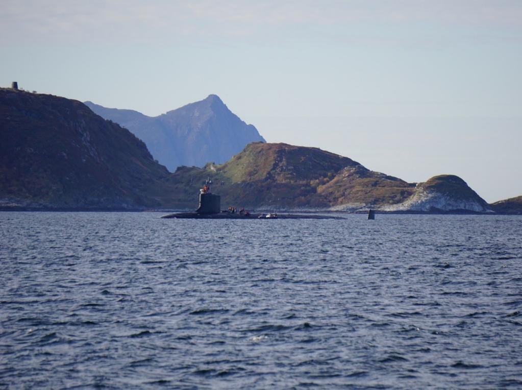 Figur 1: Anløp av reaktordrevet undervannsbåt ved kysten utenfor Tromsø i 2017 (Foto: Inger Margrethe Eikelmann, Statens strålevern) gamle fartøy tatt ut av tjeneste.