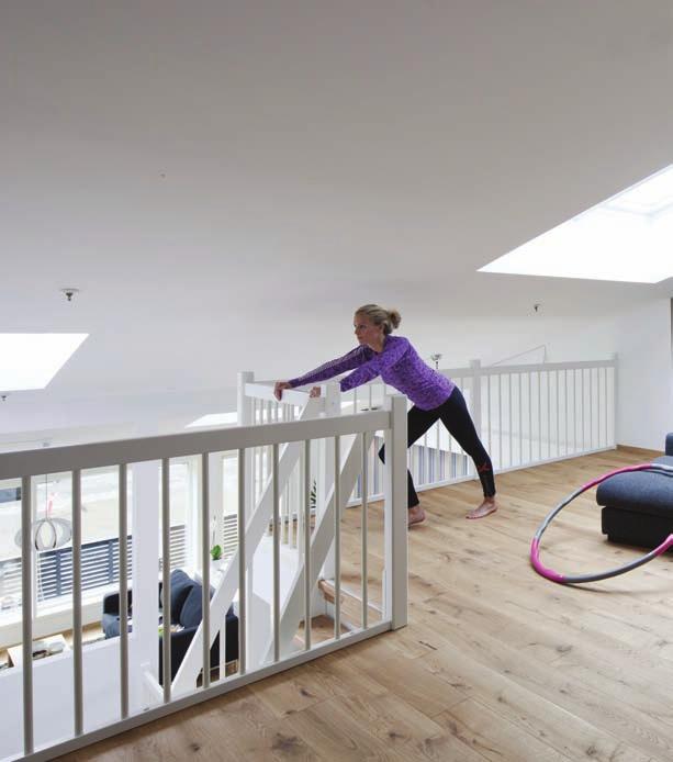 Miljø VELUX-takvinduer er integrert i taket og forsyner oppholdsrommet med behagelig dagslys som når dypt inn i rommet.