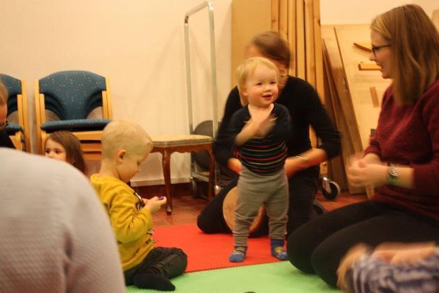 Småbarnsang Småbarnsang (1 ½ -ca 4 år) har holdt til i Kirkesenteret hver torsdag ettermiddag.