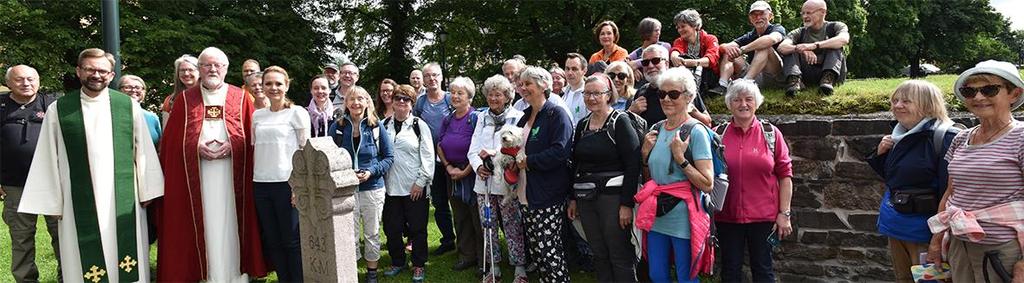 (Foto: Konfirmanter på pilegrimsvandring, nesten fremme ved Gamle Aker kirke) Det tilbys pilegrimsvelsignelse ved pilegrimsprest gjennom sesongen på norsk, tysk og engelsk.