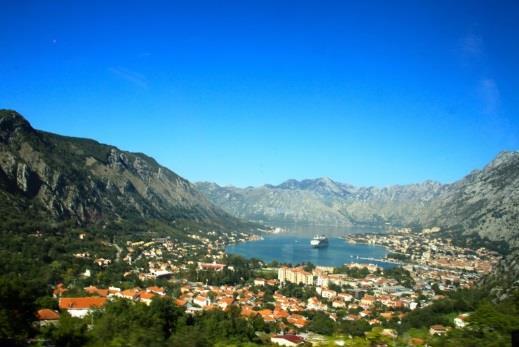 16:50 direkte til Dubrovnik. Vi lander kl. 20:00 og blir hentet av vår lokale guide. Turen med buss tar bare ca. 2 timer før vi er fremme på vårt 4-stjerners hotell Bracera, sentralt i kystbyen Budva.