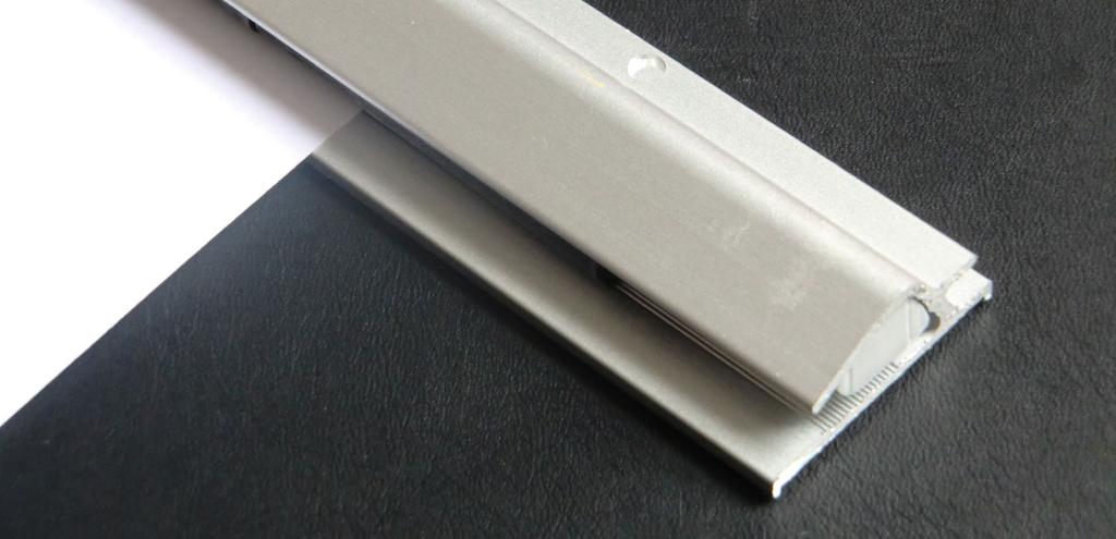Osnes Prisliste 2018 Til index Oppslagstavler Papiroppheng Papiropphengslist i natureloksert aluminium. Høyde 32 mm, dybde 14 mm. Listen leveres i standardlengder.