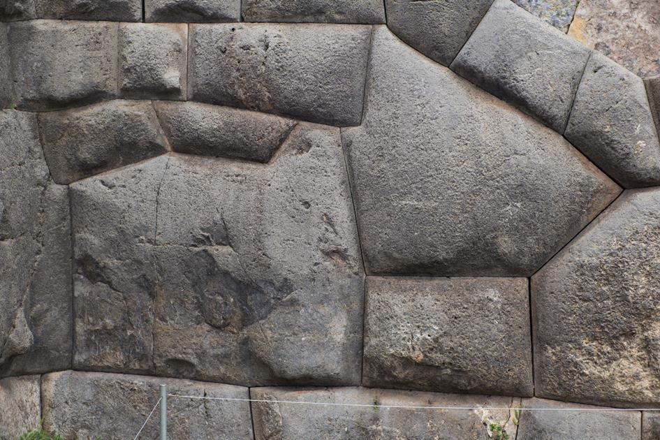 Den magiske muren, som noen mener er laget av aliens. Sikkert er det at presisjonen og tyngden på steinene er ufattelig. Anlegget har et navn som utales som Sexy Woman.