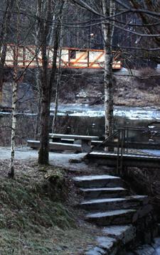 Etter 500 m, ta til høgre inn på Gjernesvegen. Avstand til Voss sentrum er ca 1200 m og vil bli endå kortare når gangbrua over Vosso kjem.