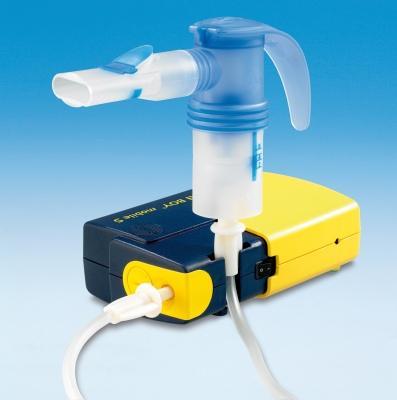 Pari Boy mobile S Inhalasjonsapparat til alle typar inhalasjonsvæske. Kan brukast med strøm, 12 V eller med batteri. Lagar litt lyd. Til bruk utanfor heimen, t.d. på jobb eller reise.