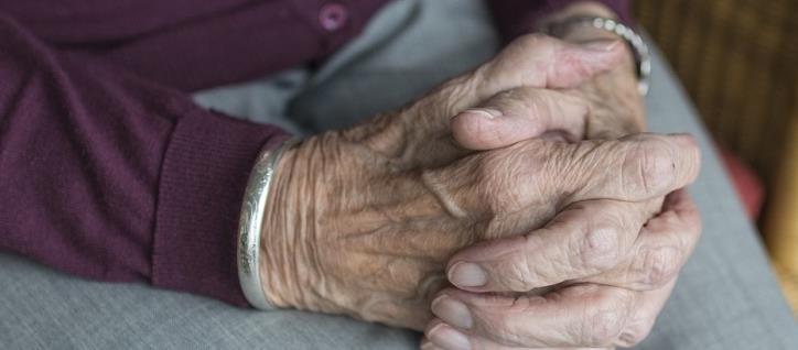 Eksempel *Kommunen besluttet å endre definisjonen på tjenestene slik at flere timer ble vurdert som praktisk bistand og dermed omfattet av retten til å kreve egenbetaling.