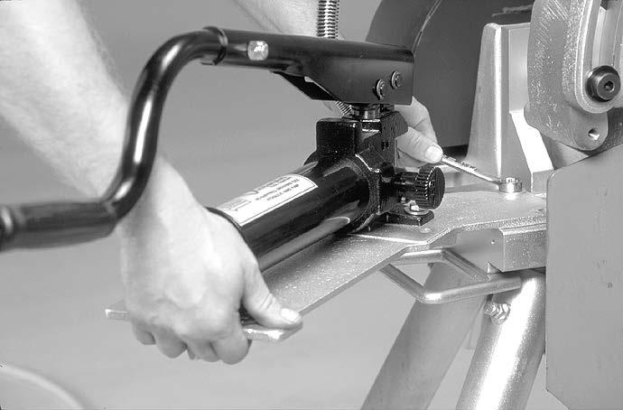 AVLUFTING 1. Fjern den hydrauliske håndpumpen/ pumpestøtte enheten fra verktøybasen. 2. Steng ventilen på den hydrauliske håndpumpen ved å dreie den med urviseren. 3.