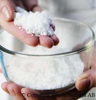 8:Velg matvarer med lite salt og begrens bruken av salt i matlaging og på maten Gjennomsnittlig saltinntak: > 10 g Mål: < 5 g Høyt saltinntak øker risikoen for høyt blodtrykk,