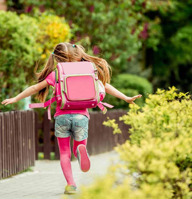 Når kan barna gå alene til skolen? Denne avgjørelsen avhenger både av skoleveien og av barnas modenhet. Før barna kan gå alene, må dere øve på skoleveien.