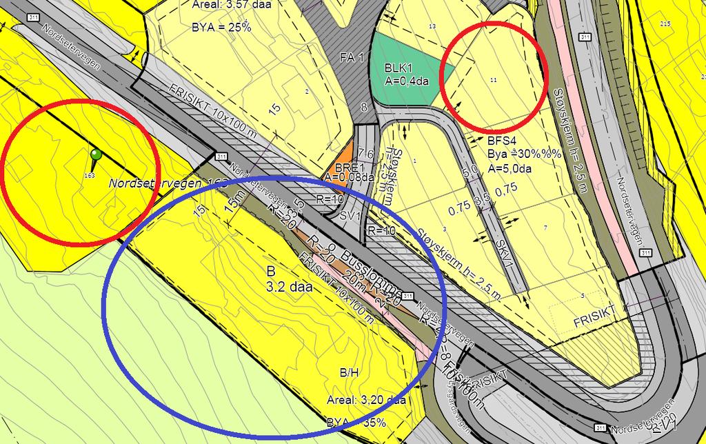 Figur 1: Reguleringsplansituasjonen i området der boligformålet i nylig vedtatt plan er i indikert ved blå sirkel. Klagernes eiendommer er angitt med røde sirkler t.v. Denstad og t.h. Westgård.