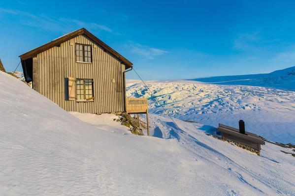 The Demmevass- cabin is special because its placed close to the Rembesdalskåki glacier and has a very good view down to Simadalen in sunny spring weather.