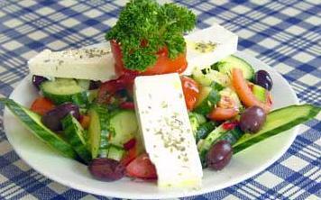 Salater Bruk ost, fetaost, oliven, soltørkede tomater i olje, avokado, krutonger, pasta