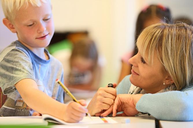 Plikt til grunnskoleopplæring Utdanningsdirektoratet (2016) definerer fravær i grunnskolen slik: «Fravær i grunnskolen kan deles i dokumentert og udokumentert fravær.