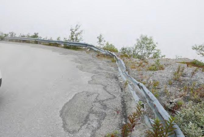 Store deler av veien har svært bratte skråninger på begge sider og enkelte områder er rasfarlige.