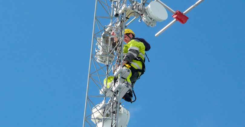 Trygg med trådløs kommunikasjon Signalmontører i arbeid Trygg Jobb med trådløs i Jernbaneverket kommunikasjon Inspeksjon av GSM-R antennemast 25 meter over bakken i høyfjellet krever godkjent