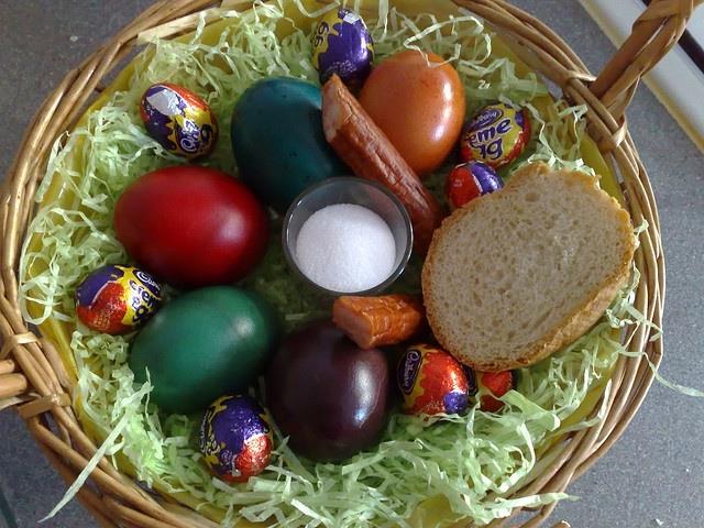 Bilde 2: Koszyczek wielkanocny Zgodnie z dawną tradycją maluje się jeden z najważniejszych symboli świąt Wielkiej Nocy jajka. Jajka są też pierwszą potrawą spożywaną w Niedzielę Wielkanocną.