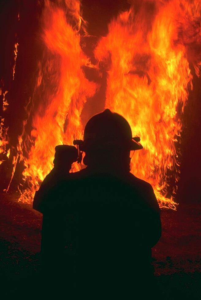 Brann i sprengstoff Forsøk aldri å slukke en ukontrollert brann i ladeenhet eller brann i
