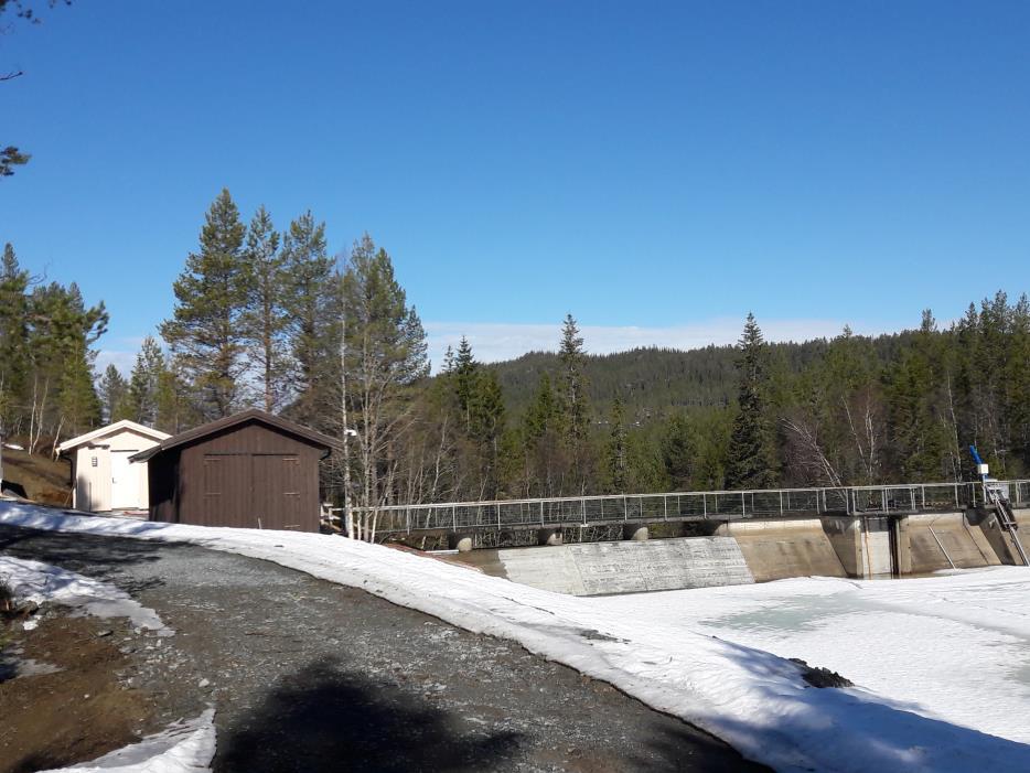 Post 1 Drakstsjødammen Veibeskrivelse: Kjør Strandvegen fra Tømra, 27 km, og sving av mot Jervskogen skisenter og Jonsvatnet.