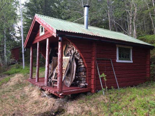 Følg veien til du har passert ett hus (Nyberg) på høyre side og følg veien opp mellom husene her. Følg veien til den ender i «Børja» etter ca.