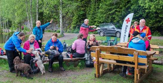 JUNI Fjorårets matstasjon på Høldippelen, med gratis fiskekaker og gulrøtter, ble en særdeles velkommen stopp for toppturvandrerne. (Foto: Kari Tveøy) matpakke og drikke.