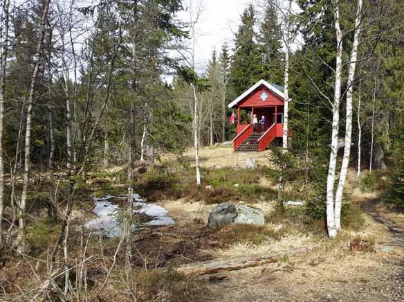 Ved Kjulstjern kan vi overnatte i speiderhytta. (Foto: Milli Lilleeng) Over Kirkerudjordet og på grønn sti ved Glittre Fredag 11. mai Oppmøte: Vi går fra Miljøhuset Gnisten kl. 09.