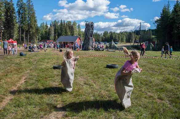 Barnas Turlag Nittedal I september samles vi igjen til Kom deg ut-dagen i Varingskollen. ( Foto: Kari Tveøy) Tur til Bergvang gård Søndag 6.