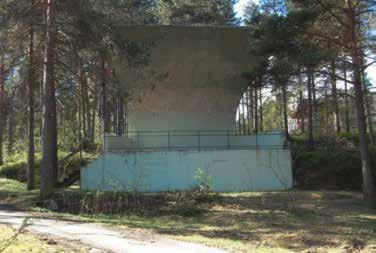 Steinen oppe i skogen deler ikke mellom Skoger og Drammen, men mellom Buskerud og Drammen, ut ifra graveringen på steinen. Markeringen med grensesteiner var i 1869 en del av den nasjonale verneplanen.