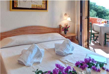 Hotellet lyse og trivelige rom i typisk middelhavsstil med balkong, air condition, minibar, safe,