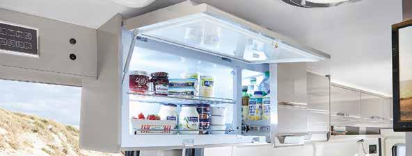 KJØKKEN LED KJØKKENBELYSNING OG SEPARATE STIKKONTAKTER En LED-lyslist over komfyr og oppvaskkum gir optimal belysning av kjøkkenbenken.