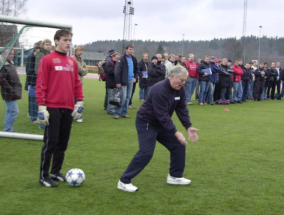 Oppsummering - Læring i fotball Tilrettelegging for undervisning i fotball Aktivitetsprinsippet skape høy aktivitet Spesifisitetsprinsippet trene på de riktige tingene Variasjonsprinsippet